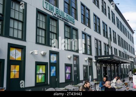 Il Tin Building di Jean-Georges è un mercato di lusso con ristoranti nel South Street Seaport, New York City, 2023, USA Foto Stock