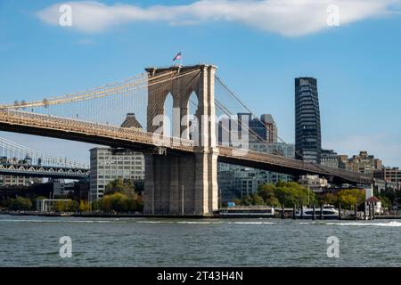 Ponte di Brooklyn e lo skyline di Brooklyn visto da South St., porto sul fiume est, 2023, New York City, USA Foto Stock