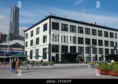 Il Tin Building di Jean-Georges è un mercato di lusso con ristoranti nel South Street Seaport, New York City, 2023, USA Foto Stock