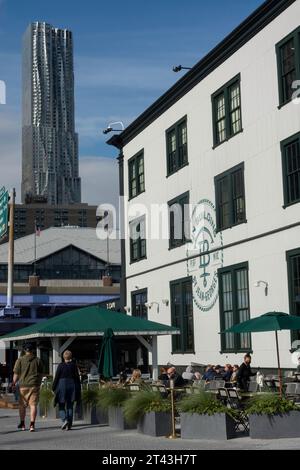 Il Tin Building di Jean-Georges è un mercato di lusso con ristoranti nel South Street Seaport, New York City, 2023, USA Foto Stock