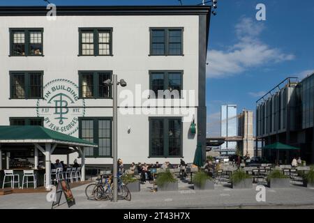 Il Tin Building di Jean-Georges è un mercato di lusso con ristoranti nel South Street Seaport, New York City, 2023, USA Foto Stock