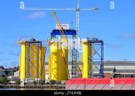 Smulders Howdon Tyne yard con le strutture di supporto inferiori parzialmente completate pronte per la spedizione Foto Stock