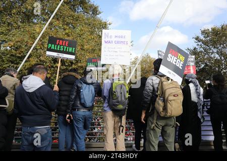 Londra, Regno Unito, 28 ottobre 2023. 1000 partecipanti alla 3a marcia pro-palestinese a Londra dall'inizio del conflitto di Israele a Gaza il 7 ottobre. I manifestanti erano solidali con i palestinesi e chiedevano la fine del bombardamento di Gaza. Credito : Monica Wells/Alamy Live News Foto Stock