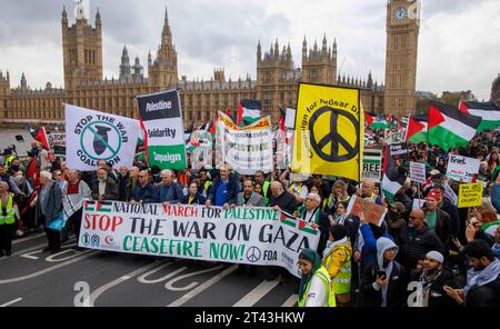 Londra, Regno Unito. 28 ottobre 2023. Migliaia di persone marciano nel centro di Londra a sostegno del popolo palestinese. Si oppongono al continuo bombardamento della striscia di Gaza da parte di Israele e chiedono un immediato cessate il fuoco. Credito: Karl Black/Alamy Live News Foto Stock