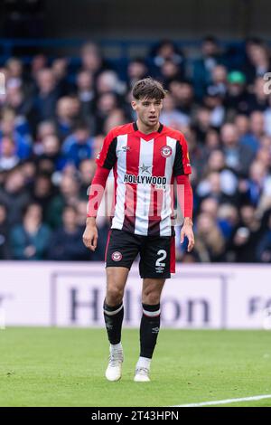 Londra, Regno Unito. 28 ottobre 2023. Aaron Hickey di Brentford durante la partita di Premier League tra Chelsea e Brentford allo Stamford Bridge, Londra, Inghilterra il 28 ottobre 2023. Foto di Grant Winter. Solo per uso editoriale, licenza necessaria per uso commerciale. Nessun utilizzo in scommesse, giochi o pubblicazioni di un singolo club/campionato/giocatore. Credito: UK Sports Pics Ltd/Alamy Live News Foto Stock