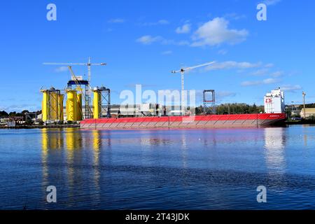 Smulders Howdon Tyne yard con le strutture di supporto inferiori parzialmente completate pronte per la spedizione con il Boabarge 34 Foto Stock