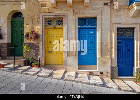 Porte dai colori vivaci nella città di Mdina a Malta Foto Stock