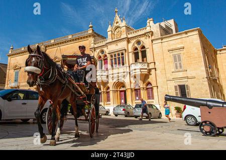 Trasporto a cavallo e in carrozza in Piazza San Paolo nella storica città di Mdina a Malta Foto Stock