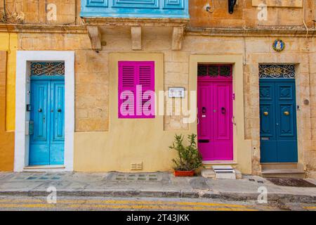 Porte dai colori vivaci nella città di Mdina a Malta Foto Stock
