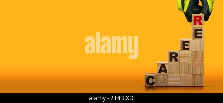 Guanti disposti a mano in blocchi di legno con testo in carriera, su sfondo giallo e arancione con spazio per la copia. Foto Stock