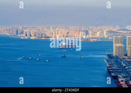 QINGDAO, CINA - 28 OTTOBRE 2023 - la foto scattata il 28 ottobre 2023 mostra la scena del terminal container presso il porto di Qianwan del porto di Qingdao a Shand Foto Stock