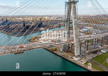 Detroit, Michigan, USA. 27 ottobre 2023. Costruzione del ponte internazionale Gordie Howe. Previsto per il completamento nel 2024, il ponte collegherà Detroit con Windsor, Ontario, attraverso il fiume Detroit. Crediti: Jim West/Alamy Live News Foto Stock