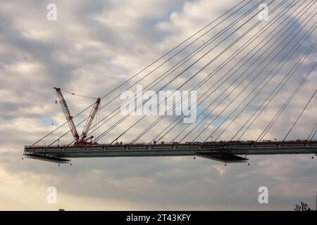 Detroit, Michigan, USA. 27 ottobre 2023. Costruzione del ponte internazionale Gordie Howe. Previsto per il completamento nel 2024, il ponte collegherà Detroit con Windsor, Ontario, attraverso il fiume Detroit. Crediti: Jim West/Alamy Live News Foto Stock