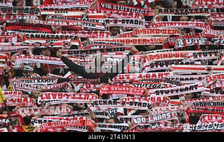 28 ottobre 2023, Baden-Württemberg, Stoccarda: Calcio: Bundesliga, VfB Stuttgart - TSG 1899 Hoffenheim, giorno 9, alla MHPArena. Le ventole tengono le sciarpe nel blocco ventola VfB Stuttgart. Foto: Marijan Murat/dpa - NOTA IMPORTANTE: In conformità ai requisiti della DFL Deutsche Fußball Liga e del DFB Deutscher Fußball-Bund, è vietato utilizzare o far utilizzare fotografie scattate nello stadio e/o della partita sotto forma di immagini di sequenza e/o serie di foto simili a video. Foto Stock