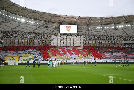 28 ottobre 2023, Baden-Württemberg, Stoccarda: Calcio: Bundesliga, VfB Stuttgart - TSG 1899 Hoffenheim, Matchday 9, alla MHPArena. Coreografia nel fan block di VfB Stuttgart. Foto: Marijan Murat/dpa - NOTA IMPORTANTE: In conformità ai requisiti della DFL Deutsche Fußball Liga e del DFB Deutscher Fußball-Bund, è vietato utilizzare o far utilizzare fotografie scattate nello stadio e/o della partita sotto forma di immagini di sequenza e/o serie di foto simili a video. Foto Stock