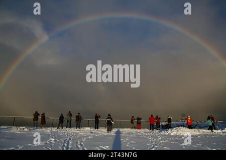 Capo Nord, Norvegia. 28 ottobre 2023. L'arcobaleno più settentrionale d'Europa? Il clima drammatico con un mix di neve e sole crea uno splendido arcobaleno presso la struttura del monumento Globe, Capo Nord, Nordkapp, in Norvegia, il punto più settentrionale d'Europa, mentre i turisti in visita scattano una foto. Crediti: Carolyn Jenkins/ Alamy Live News Foto Stock