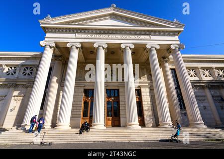 Paesaggio con l'Atheneum rumeno, edificio circolare che è la sala da concerto principale e sede della Filarmonica George Enescu a Bucarest, Romania Foto Stock