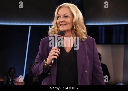 Bettina Tietjen moderiert Die NDR Talk Show, Fototermin am 27.10.2023 im Fernsehstudio Hamburg Lokstedt *** Bettina Tietjen ospita l'NDR Talk Show, Photo Opportunity il 27 10 2023 nello studio televisivo Hamburg Lokstedt Foto Stock