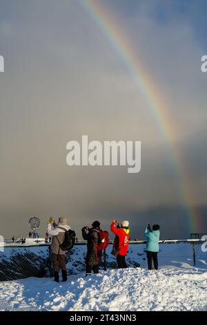 Capo Nord, Norvegia. 28 ottobre 2023. L'arcobaleno più settentrionale d'Europa? Il clima drammatico con un mix di neve e sole crea uno splendido arcobaleno presso la struttura del monumento Globe, Capo Nord, Nordkapp, in Norvegia, il punto più settentrionale d'Europa, mentre i turisti in visita scattano fotografie. Crediti: Carolyn Jenkins/ Alamy Live News Foto Stock