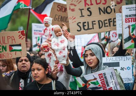 I manifestanti mostrano bambole sporche di sangue e avvolte durante la dimostrazione. L'Unione studentesca ha organizzato una giornata di sciopero e successiva manifestazione in varie città spagnole a sostegno della causa palestinese e contro la guerra a Gaza. Le manifestazioni si sono svolte senza incidenti e con gli slogan "non è una guerra, è un genocidio” e "smettere di vendere armi a Israele”. A Barcellona, tra le duemila e le tremila persone si sono riunite con bandiere e bandiere palestinesi. "Free Free Palestine" e "Israel Murderer" erano gli slogan più incantati (foto di Mario Coll/SOPA Images/Sipa USA) Foto Stock