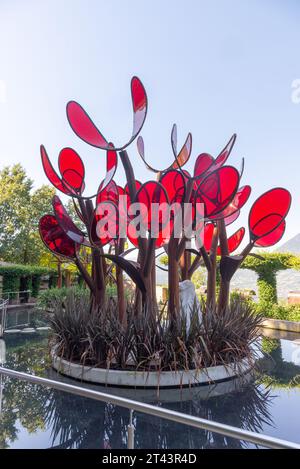 Merano, Italia - 11 agosto 2023: Vista sul giardino degli innamorati nei Giardini Trauttmansdorff di Merano - Sud Tirolo - Italia Foto Stock