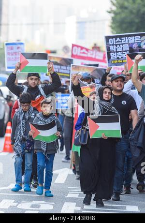 Seoul, Corea del Sud. 28 ottobre 2023. I sostenitori pro-palestinesi gridano slogan con cartelli durante una marcia per il sostegno alla Palestina vicino all'ambasciata israeliana a Seul. Un gruppo di sostenitori pro-palestinesi ha organizzato una manifestazione e marciato vicino all'ambasciata israeliana a Seul per protestare contro l'attacco militare israeliano sulla Striscia di Gaza. Credito: SOPA Images Limited/Alamy Live News Foto Stock