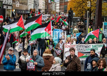 Belfast, Regno Unito. 28 ottobre 2023. Poche migliaia di persone partecipano alla "marcia per la Palestina" nel centro di Belfast per sottolineare la continua ritorsione della forza di difesa israeliana a Gaza, che ha lasciato finora 7300 vittime, dopo il massacro di 1400 israeliani da parte di Hamas il 7 ottobre. Il Rally è stato organizzato dalla campagna di solidarietà della Palestina in Irlanda (IPSC) credito: Bonzo/Alamy Live News Foto Stock