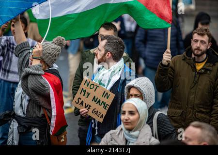 Belfast, Regno Unito. 28 ottobre 2023. Poche migliaia di persone partecipano alla "marcia per la Palestina" nel centro di Belfast per sottolineare la continua ritorsione della forza di difesa israeliana a Gaza, che ha lasciato finora 7300 vittime, dopo il massacro di 1400 israeliani da parte di Hamas il 7 ottobre. Il Rally è stato organizzato dalla campagna di solidarietà della Palestina in Irlanda (IPSC) credito: Bonzo/Alamy Live News Foto Stock