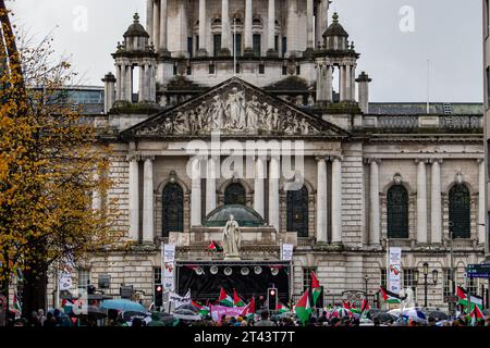 Belfast, Regno Unito. 28 ottobre 2023. Poche migliaia di persone partecipano alla "marcia per la Palestina" nel centro di Belfast per sottolineare la continua ritorsione della forza di difesa israeliana a Gaza, che ha lasciato finora 7300 vittime, dopo il massacro di 1400 israeliani da parte di Hamas il 7 ottobre. Il Rally è stato organizzato dalla campagna di solidarietà della Palestina in Irlanda (IPSC) credito: Bonzo/Alamy Live News Foto Stock