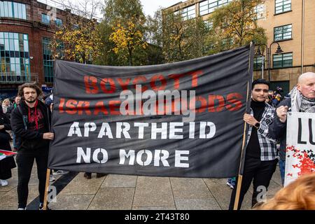 Belfast, Regno Unito. 28 ottobre 2023. Poche migliaia di persone partecipano alla "marcia per la Palestina" nel centro di Belfast per sottolineare la continua ritorsione della forza di difesa israeliana a Gaza, che ha lasciato finora 7300 vittime, dopo il massacro di 1400 israeliani da parte di Hamas il 7 ottobre. Il Rally è stato organizzato dalla campagna di solidarietà della Palestina in Irlanda (IPSC) credito: Bonzo/Alamy Live News Foto Stock