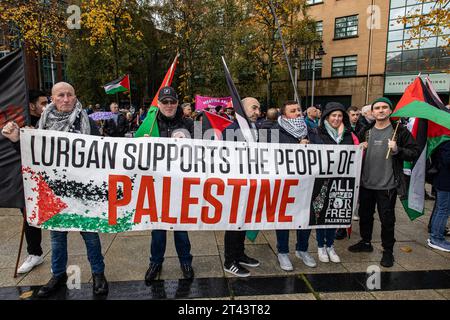 Belfast, Regno Unito. 28 ottobre 2023. Poche migliaia di persone partecipano alla "marcia per la Palestina" nel centro di Belfast per sottolineare la continua ritorsione della forza di difesa israeliana a Gaza, che ha lasciato finora 7300 vittime, dopo il massacro di 1400 israeliani da parte di Hamas il 7 ottobre. Il Rally è stato organizzato dalla campagna di solidarietà della Palestina in Irlanda (IPSC) credito: Bonzo/Alamy Live News Foto Stock