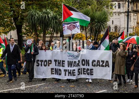 Belfast, Regno Unito. 28 ottobre 2023. Poche migliaia di persone partecipano alla "marcia per la Palestina" nel centro di Belfast per sottolineare la continua ritorsione della forza di difesa israeliana a Gaza, che ha lasciato finora 7300 vittime, dopo il massacro di 1400 israeliani da parte di Hamas il 7 ottobre. Il Rally è stato organizzato dalla campagna di solidarietà della Palestina in Irlanda (IPSC) credito: Bonzo/Alamy Live News Foto Stock