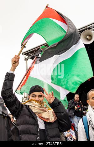 Belfast, Regno Unito. 28 ottobre 2023. Poche migliaia di persone partecipano alla "marcia per la Palestina" nel centro di Belfast per sottolineare la continua ritorsione della forza di difesa israeliana a Gaza, che ha lasciato finora 7300 vittime, dopo il massacro di 1400 israeliani da parte di Hamas il 7 ottobre. Il Rally è stato organizzato dalla campagna di solidarietà della Palestina in Irlanda (IPSC) credito: Bonzo/Alamy Live News Foto Stock