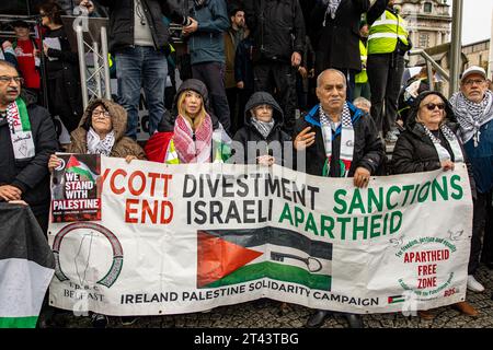 Belfast, Regno Unito. 28 ottobre 2023. Poche migliaia di persone partecipano alla "marcia per la Palestina" nel centro di Belfast per sottolineare la continua ritorsione della forza di difesa israeliana a Gaza, che ha lasciato finora 7300 vittime, dopo il massacro di 1400 israeliani da parte di Hamas il 7 ottobre. Il Rally è stato organizzato dalla campagna di solidarietà della Palestina in Irlanda (IPSC) credito: Bonzo/Alamy Live News Foto Stock