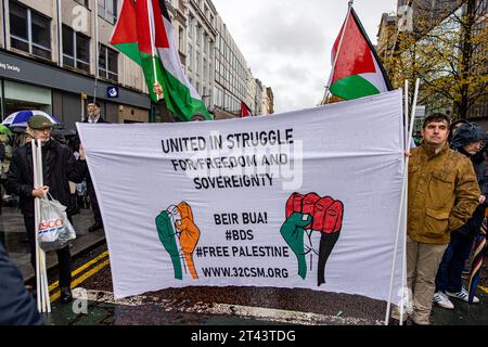 Belfast, Regno Unito. 28 ottobre 2023. Poche migliaia di persone partecipano alla "marcia per la Palestina" nel centro di Belfast per sottolineare la continua ritorsione della forza di difesa israeliana a Gaza, che ha lasciato finora 7300 vittime, dopo il massacro di 1400 israeliani da parte di Hamas il 7 ottobre. Il Rally è stato organizzato dalla campagna di solidarietà della Palestina in Irlanda (IPSC) credito: Bonzo/Alamy Live News Foto Stock