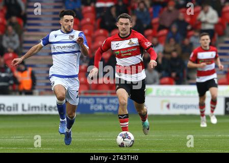 Luke Molyneux di Doncaster Rovers è sfidato da Danny Amos di Grimsby Town durante la partita Sky Bet League 2 tra Doncaster Rovers e Grimsby Town all'Eco-Power Stadium di Doncaster sabato 28 ottobre 2023. (Foto: Robert Smith | mi News) crediti: MI News & Sport /Alamy Live News Foto Stock