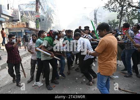 Dhaka, Bangladesh. 28 ottobre 2023. Scontri di polizia con i sostenitori del Partito nazionalista del Bangladesh (BNP) durante una manifestazione di protesta che chiede le dimissioni del primo ministro Sheikh Hasina e tiene le prossime elezioni generali sotto un governo non partitico, di fronte alla loro sede principale a Dacca, Bangladesh, il 28 ottobre 2023 crediti: Mamunur Rashid/Alamy Live News Foto Stock