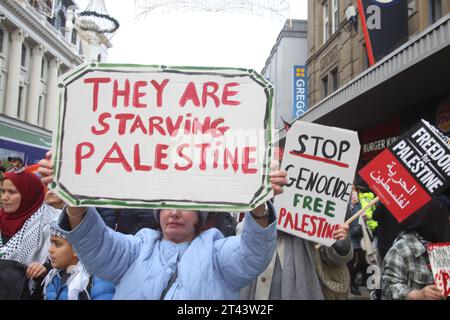 Newcastle, Regno Unito. 28 ottobre 2023. Palestina marcia con migliaia di persone su Northumberland Street e Grey's Mounment mentre il bilancio delle vittime continua a salire a Gaza e in Cisgiordania, Newcastle upon Tyne, Regno Unito, 28 ottobre 2023, credito: DEW/Alamy Live News Foto Stock