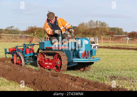 28 ottobre 23, Prestwick, Regno Unito. Il 59° Scottish Ploughing Championships, che si è svolto su più di 200 acri di Montonhill Farm, vicino a Prestwick, Ayrshire, Scozia, Regno Unito, ha attirato più di 100 partecipanti internazionali, in classi tra cui cavalli Shire e Clydesdale, trattori e aratri classici e d'epoca europei, nonché trattori moderni con aratri. I vincitori otterranno punti di qualificazione e potranno partecipare ai campionati mondiali di aratura. Crediti: Findlay/Alamy Live News Foto Stock