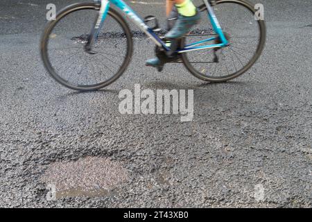 Dorney, Buckinghamshire, Regno Unito. 27 ottobre 2023. Una delle molte buche della strada nel Dorney Village, Buckinghamshire, in attesa di essere riparata dal Consiglio del Buckinghamshire. Molte delle strade del Buckinghamshire sono ancora in cattivo stato di riparazione. Credito: Maureen McLean/Alamy Foto Stock