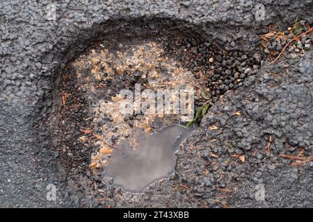 Dorney, Buckinghamshire, Regno Unito. 27 ottobre 2023. Una delle molte buche della strada nel Dorney Village, Buckinghamshire, in attesa di essere riparata dal Consiglio del Buckinghamshire. Molte delle strade del Buckinghamshire sono ancora in cattivo stato di riparazione. Credito: Maureen McLean/Alamy Foto Stock