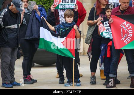 Aviles, Asturie, Spagna. 28 ottobre 2023. Aviles, Spagna, 28 ottobre 2023: Un bambino porta la bandiera della Palestina durante il raduno a sostegno della Palestina, fine del genocidio, fine dell'occupazione, il 28 ottobre 2023, ad Aviles, in Spagna. (Immagine di credito: © Alberto Brevers/Pacific Press via ZUMA Press Wire) SOLO USO EDITORIALE! Non per USO commerciale! Foto Stock