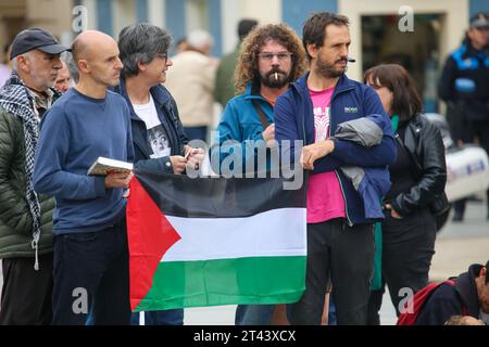 Aviles, Asturie, Spagna. 28 ottobre 2023. Aviles, Spagna, 28 ottobre 2023: Due ragazzi mostrano la bandiera della Palestina durante il raduno a sostegno della Palestina, fine del genocidio, fine dell'occupazione, il 28 ottobre 2023, ad Aviles, in Spagna. (Immagine di credito: © Alberto Brevers/Pacific Press via ZUMA Press Wire) SOLO USO EDITORIALE! Non per USO commerciale! Foto Stock