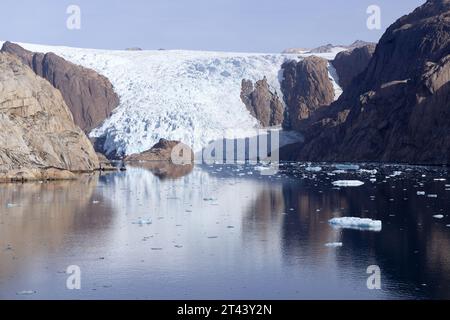 Ghiacciaio della Groenlandia - un ghiacciaio nel fiordo Prince Christian Sound (Prins Christians Sund); paesaggio della Groenlandia sotto il sole, Groenlandia meridionale, viaggi in Europa Foto Stock