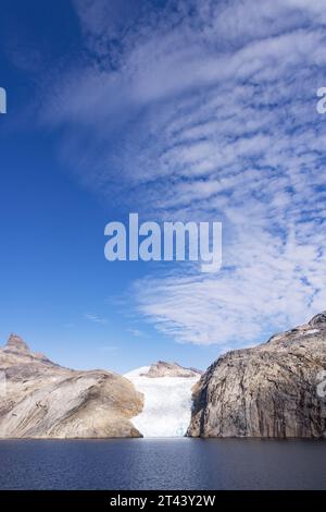 Ghiacciaio della Groenlandia - un ghiacciaio nel fiordo Prince Christian Sound (Prins Christian Sund); paesaggio della Groenlandia al sole, Groenlandia meridionale, Europa Foto Stock