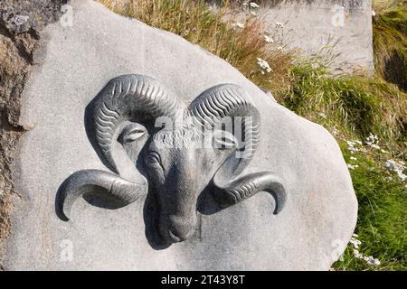 Scultura tradizionale inuit; testa di RAM, parte della galleria all'aperto "pietra e uomo" di sculture di pietra, Qaqortoq, Groenlandia artica Foto Stock