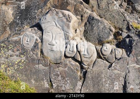 Scultura tradizionale inuit; volti in pietra, parte della galleria all'aperto "pietra e uomo" di sculture in pietra, Qaqortoq, Groenlandia artica Foto Stock