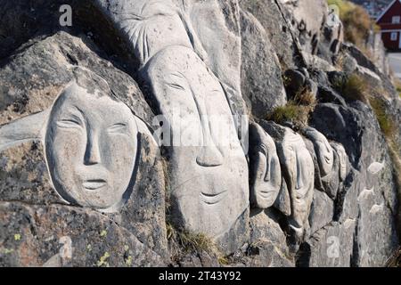 Arte inuit tradizionale; facce in pietra, parte della galleria all'aperto 'Stone and man' di scultura in pietra, Qaqortoq, Groenlandia Artico Foto Stock