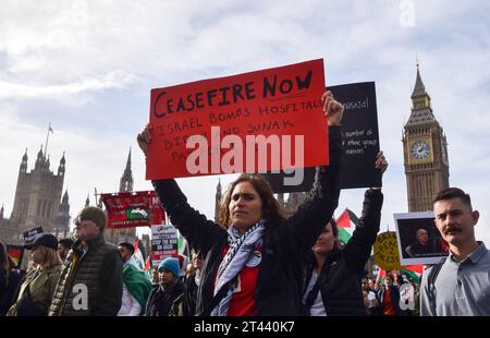 Londra, Regno Unito. 28 ottobre 2023. I manifestanti marciano sul Westminster Bridge. Decine di migliaia di persone hanno marciato nel centro di Londra in solidarietà con la Palestina mentre la guerra Israele-Hamas si intensifica. Credito: Vuk Valcic/Alamy Live News Foto Stock