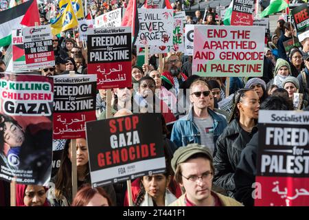 Londra, Regno Unito. 28 ottobre 2023. Decine di migliaia di manifestanti attraversano il ponte di Westminster in solidarietà con il popolo palestinese e chiedono un cessate il fuoco immediato per porre fine alla guerra a Gaza. Oltre 7.000 palestinesi e 1.400 israeliani sono morti dall'inizio dell'ultimo conflitto tra Israele e Hamas tre settimane fa, quando Hamas ha lanciato il più grande attacco al territorio israeliano degli ultimi decenni. Credito: Wiktor Szymanowicz/Alamy Live News Foto Stock